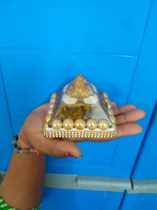 VSP VASTU SAMADHAN -  21 Shree Yantra Gomti Crystal Pyramid for good health and prosperity (3 x 3 Inch) ( 250 Gram )